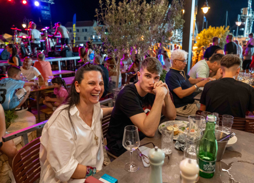 Fotografija 8 - Vodički portal ima odlične fotke sa sinoćnje fešte u Tribunju i štos sugestiju načelniku