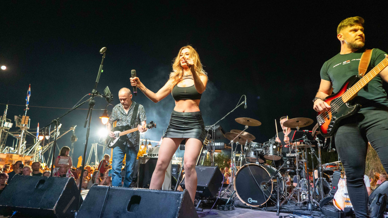 Vodički portal ima odlične fotke sa sinoćnje fešte u Tribunju i štos sugestiju načelniku