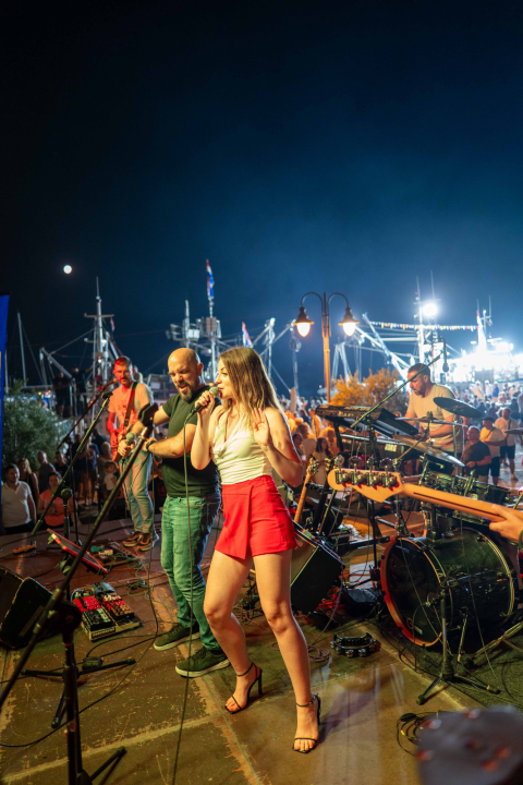 Vodički portal ima odlične fotke sa sinoćnje fešte u Tribunju i štos sugestiju načelniku