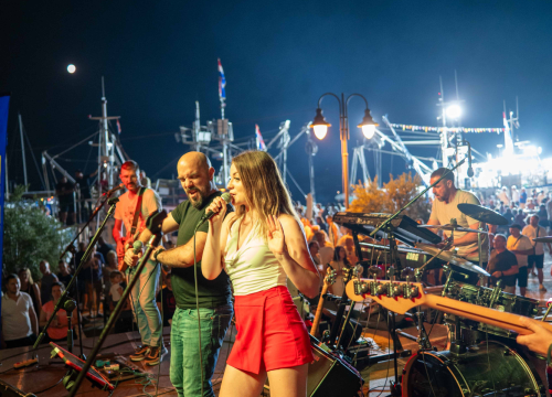 Fotografija 3 - Vodički portal ima odlične fotke sa sinoćnje fešte u Tribunju i štos sugestiju načelniku