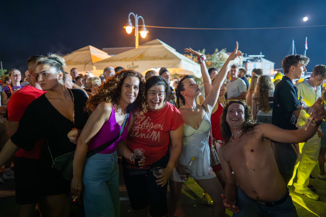 Vodički portal ima odlične fotke sa sinoćnje fešte u Tribunju i štos sugestiju načelniku