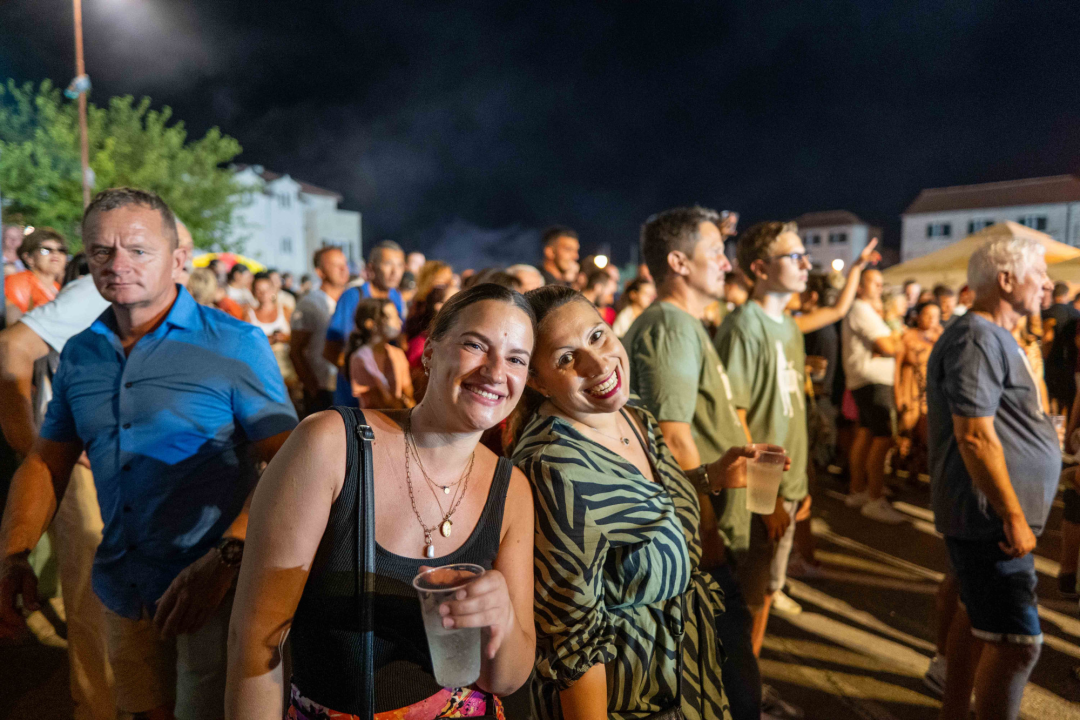 Vodički portal ima odlične fotke sa sinoćnje fešte u Tribunju i štos sugestiju načelniku