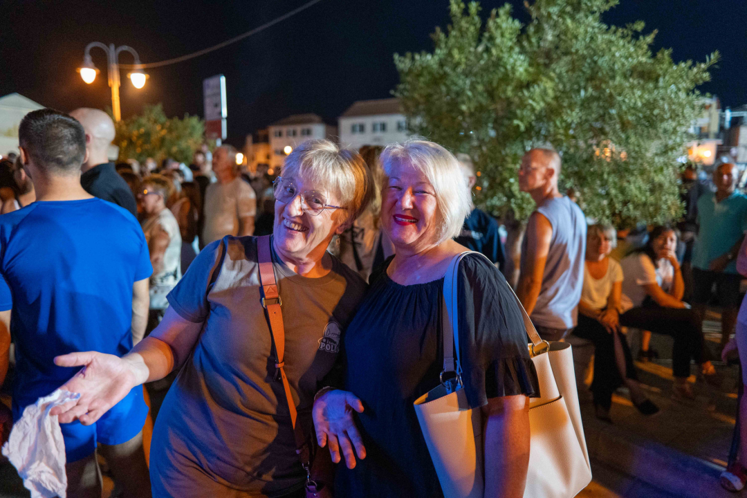 Vodički portal ima odlične fotke sa sinoćnje fešte u Tribunju i štos sugestiju načelniku