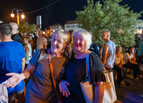 Fotografija 6 - Vodički portal ima odlične fotke sa sinoćnje fešte u Tribunju i štos sugestiju načelniku