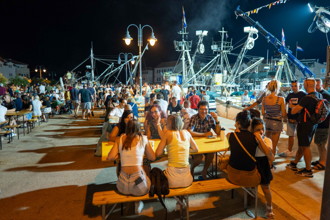 Vodički portal ima odlične fotke sa sinoćnje fešte u Tribunju i štos sugestiju načelniku