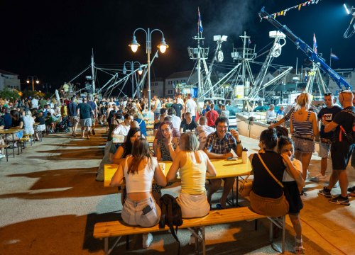 Fotografija 7 - Vodički portal ima odlične fotke sa sinoćnje fešte u Tribunju i štos sugestiju načelniku