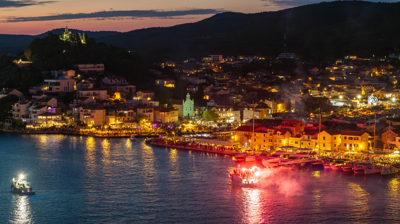 Vodički portal ima odlične fotke sa sinoćnje fešte u Tribunju i štos sugestiju načelniku