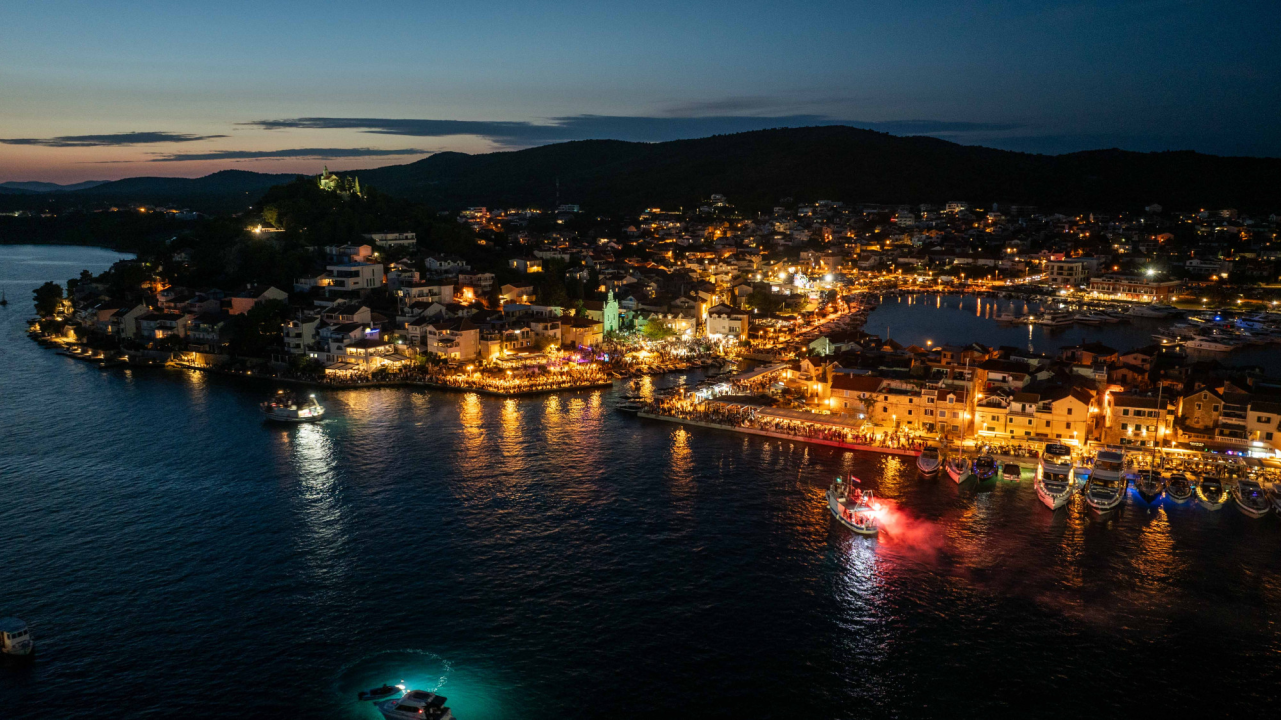 Vodički portal ima odlične fotke sa sinoćnje fešte u Tribunju i štos sugestiju načelniku