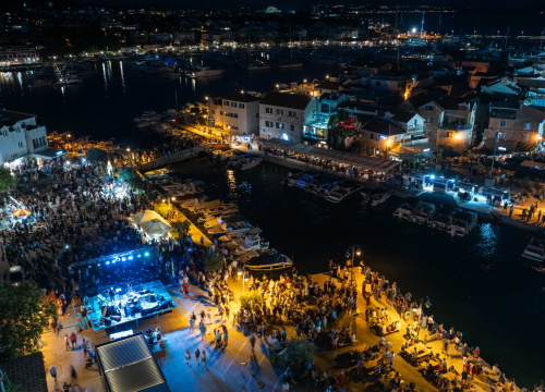 Fotografija 12 - Vodički portal ima odlične fotke sa sinoćnje fešte u Tribunju i štos sugestiju načelniku