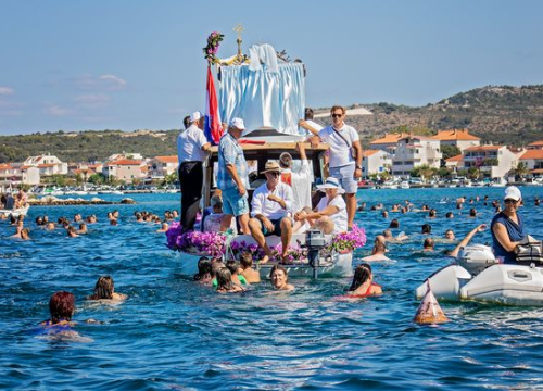 Povratak Gospine slike u Rogoznici pratili plivači i brodovi