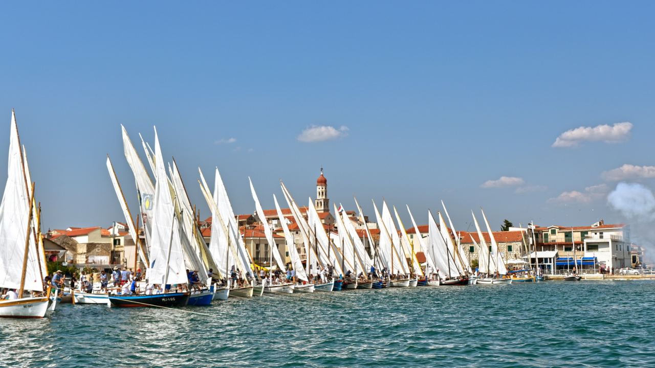 Ljeto u Betini: Derbi pod zvijezdama i koncert Ivice Sikirića Iće na Brodograditeljevoj noći!