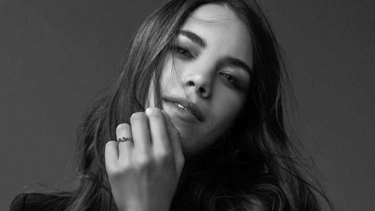 Uživajte u izvrsnom nastupu kantautorice Angele