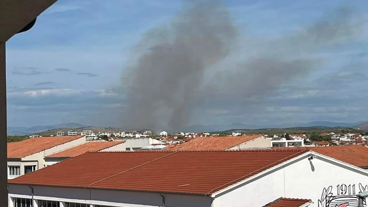Lokaliziran požar u blizini Vodica, izgorjelo 1,8 hektara trave, niskog raslinja i pokoja maslina