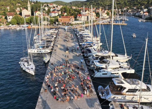 Milenijske fotografije u čast Vesni Parun i Mladenu Bjažiću snimane na Zlarinu