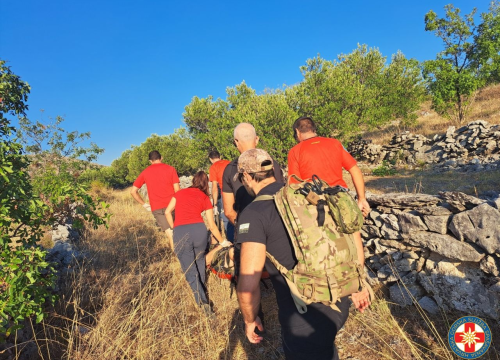 Šibenski HGSS-ovci spasili dementnu staricu u primoštenskom zaleđu