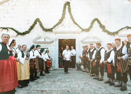 Fotografija 5 - Velik broj vjernika okupio se u marijanskom svetištu u Vrpolju: Misu predvodio biskup Rogić