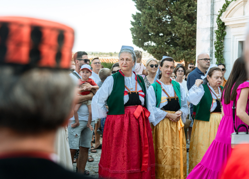 Fotografija 6 - Velik broj vjernika okupio se u marijanskom svetištu u Vrpolju: Misu predvodio biskup Rogić