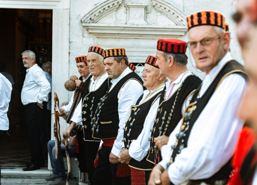 Fotografija 7 - Velik broj vjernika okupio se u marijanskom svetištu u Vrpolju: Misu predvodio biskup Rogić