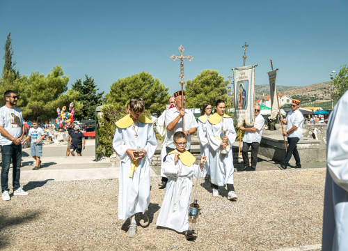 Fotografija 10 - Velik broj vjernika okupio se u marijanskom svetištu u Vrpolju: Misu predvodio biskup Rogić