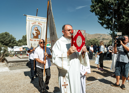 Fotografija 11 - Velik broj vjernika okupio se u marijanskom svetištu u Vrpolju: Misu predvodio biskup Rogić