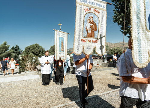 Fotografija 12 - Velik broj vjernika okupio se u marijanskom svetištu u Vrpolju: Misu predvodio biskup Rogić