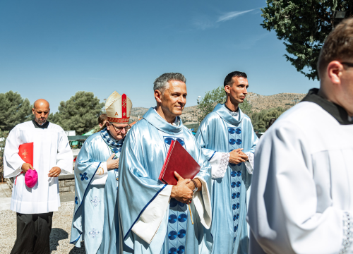 Fotografija 13 - Velik broj vjernika okupio se u marijanskom svetištu u Vrpolju: Misu predvodio biskup Rogić