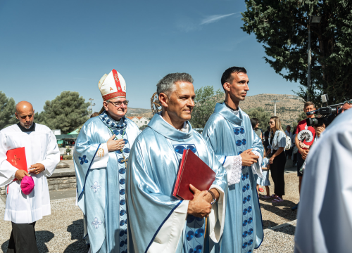 Fotografija 2 - Velik broj vjernika okupio se u marijanskom svetištu u Vrpolju: Misu predvodio biskup Rogić