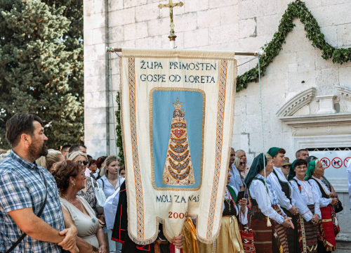 Fotografija 14 - Velik broj vjernika okupio se u marijanskom svetištu u Vrpolju: Misu predvodio biskup Rogić