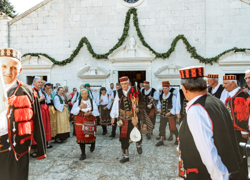 Fotografija 16 - Velik broj vjernika okupio se u marijanskom svetištu u Vrpolju: Misu predvodio biskup Rogić