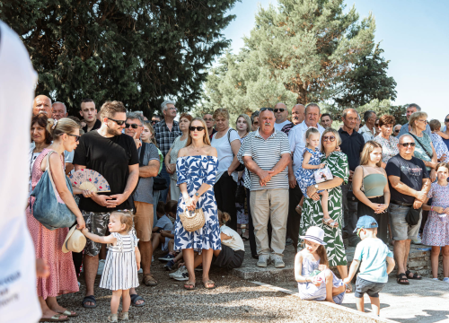 Fotografija 17 - Velik broj vjernika okupio se u marijanskom svetištu u Vrpolju: Misu predvodio biskup Rogić