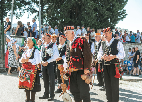 Fotografija 20 - Velik broj vjernika okupio se u marijanskom svetištu u Vrpolju: Misu predvodio biskup Rogić