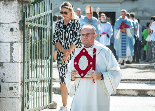 Fotografija 21 - Velik broj vjernika okupio se u marijanskom svetištu u Vrpolju: Misu predvodio biskup Rogić