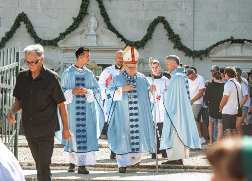 Fotografija 22 - Velik broj vjernika okupio se u marijanskom svetištu u Vrpolju: Misu predvodio biskup Rogić