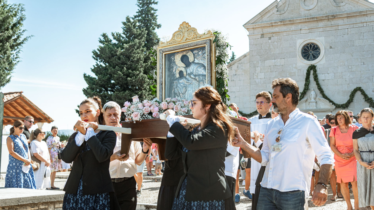 Velik broj vjernika okupio se u marijanskom svetištu u Vrpolju: Misu predvodio biskup Rogić
