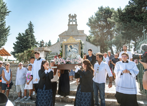 Fotografija 24 - Velik broj vjernika okupio se u marijanskom svetištu u Vrpolju: Misu predvodio biskup Rogić