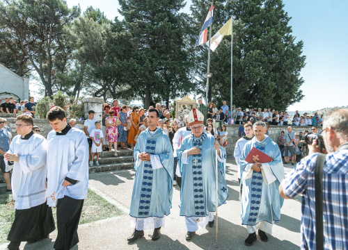 Fotografija 25 - Velik broj vjernika okupio se u marijanskom svetištu u Vrpolju: Misu predvodio biskup Rogić