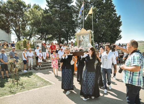 Fotografija 26 - Velik broj vjernika okupio se u marijanskom svetištu u Vrpolju: Misu predvodio biskup Rogić