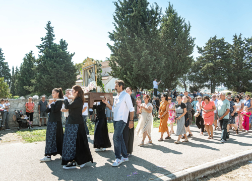 Fotografija 28 - Velik broj vjernika okupio se u marijanskom svetištu u Vrpolju: Misu predvodio biskup Rogić