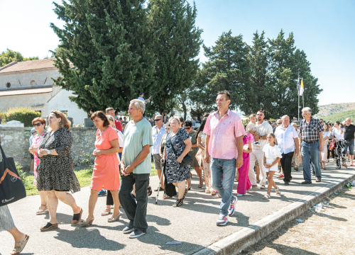 Fotografija 27 - Velik broj vjernika okupio se u marijanskom svetištu u Vrpolju: Misu predvodio biskup Rogić