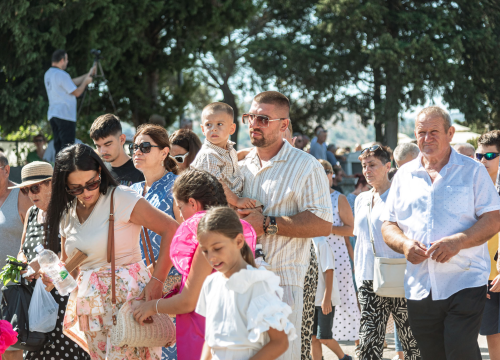 Fotografija 29 - Velik broj vjernika okupio se u marijanskom svetištu u Vrpolju: Misu predvodio biskup Rogić