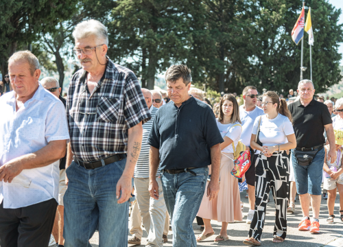 Fotografija 30 - Velik broj vjernika okupio se u marijanskom svetištu u Vrpolju: Misu predvodio biskup Rogić
