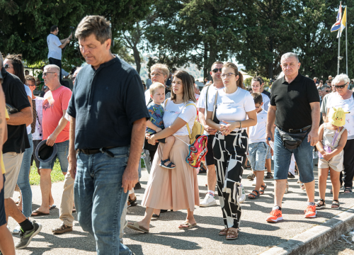 Fotografija 31 - Velik broj vjernika okupio se u marijanskom svetištu u Vrpolju: Misu predvodio biskup Rogić
