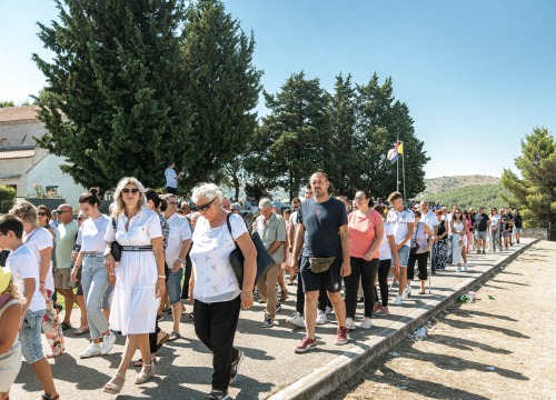 Fotografija 32 - Velik broj vjernika okupio se u marijanskom svetištu u Vrpolju: Misu predvodio biskup Rogić