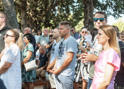 Fotografija 33 - Velik broj vjernika okupio se u marijanskom svetištu u Vrpolju: Misu predvodio biskup Rogić