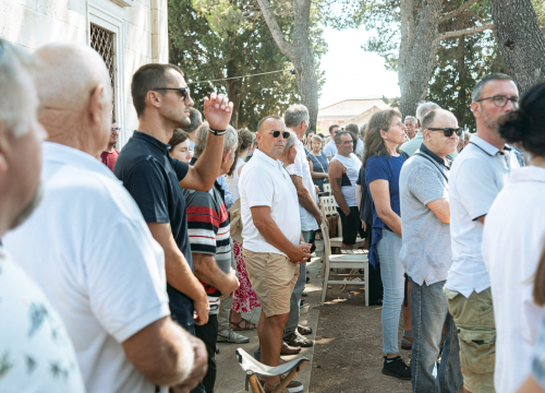 Fotografija 34 - Velik broj vjernika okupio se u marijanskom svetištu u Vrpolju: Misu predvodio biskup Rogić