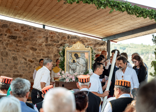 Fotografija 36 - Velik broj vjernika okupio se u marijanskom svetištu u Vrpolju: Misu predvodio biskup Rogić