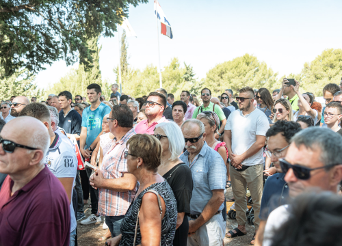 Fotografija 40 - Velik broj vjernika okupio se u marijanskom svetištu u Vrpolju: Misu predvodio biskup Rogić