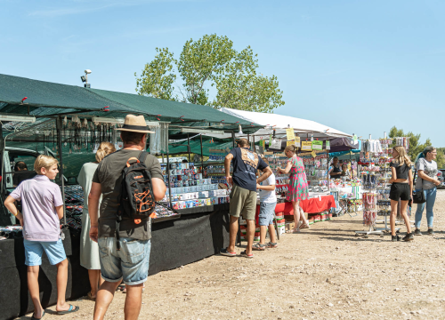 Fotografija 45 - Velik broj vjernika okupio se u marijanskom svetištu u Vrpolju: Misu predvodio biskup Rogić