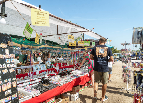 Fotografija 47 - Velik broj vjernika okupio se u marijanskom svetištu u Vrpolju: Misu predvodio biskup Rogić
