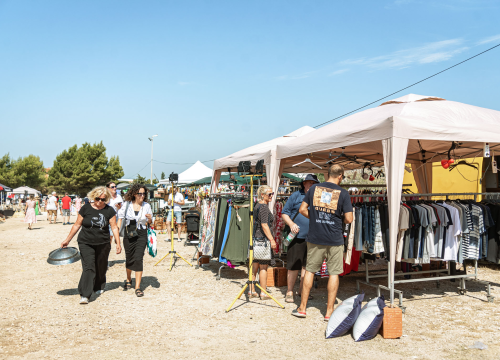 Fotografija 54 - Velik broj vjernika okupio se u marijanskom svetištu u Vrpolju: Misu predvodio biskup Rogić